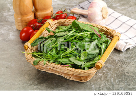 Arugula and spinach mix salad 129169055