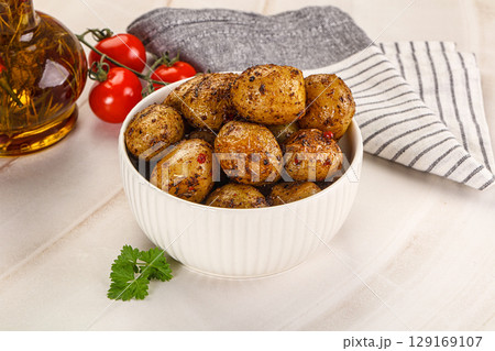 Baked mini potato with herbs 129169107