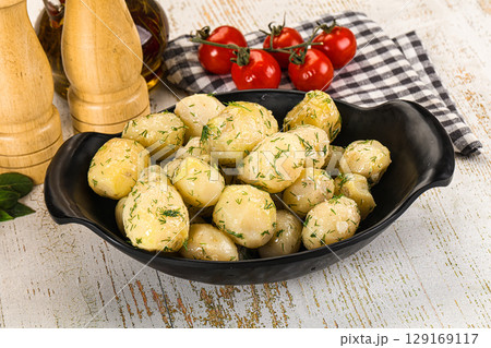 Young boiled mini potato with dill 129169117