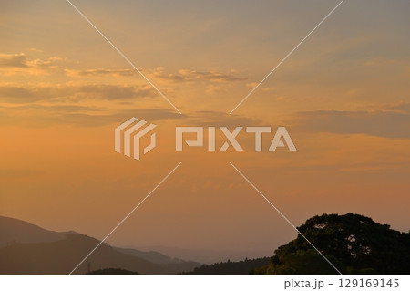 夕焼け空 雲 山地 樹木 夕焼け空 雲 山地 樹木 129169145