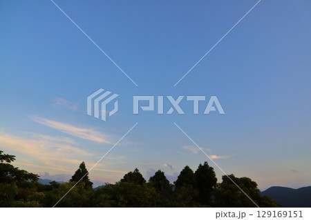 夕方　青空　雲　樹木　山地 129169151