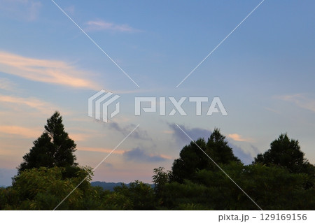 夕方　青空　雲　樹木　山地 129169156