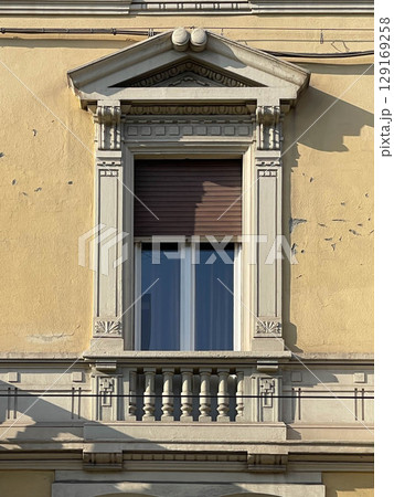Traditional window of Italian buildigns with closing doors in wood Traditional window of Italian buildigns with closing doors in wood 129169258