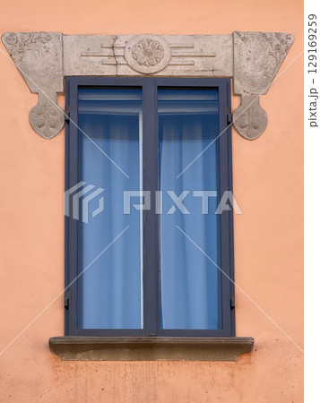 Traditional window of Italian buildigns with closing doors in wood Traditional window of Italian buildigns with closing doors in wood 129169259