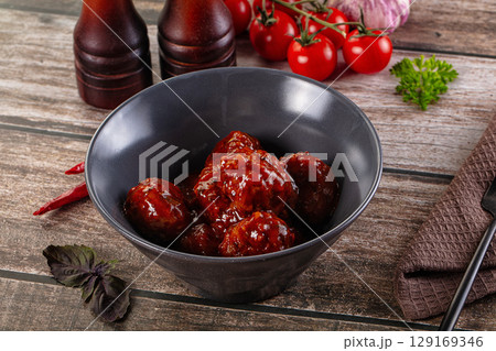 Beef meatballs with tomato sauce 129169346