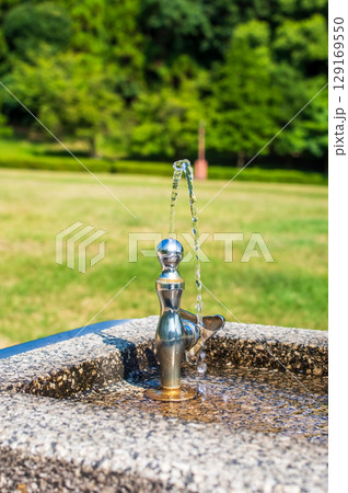 《夏の風景》公園の水飲み場 129169550