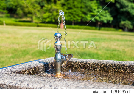 《夏の風景》公園の水飲み場 129169551