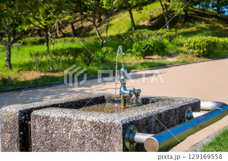 《夏の風景》公園の水飲み場 129169558