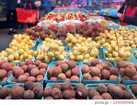 バンクーバーの市場で売られる果物 129169568