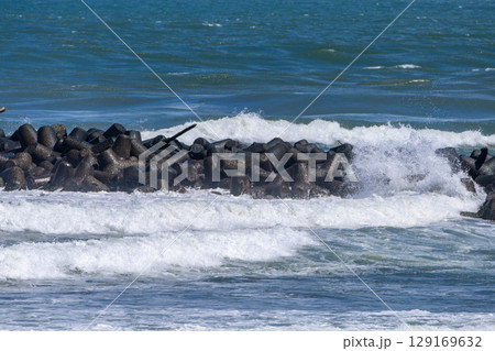 打ち寄せる波 129169632