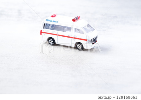 救急車 - 出動する救急車 129169663