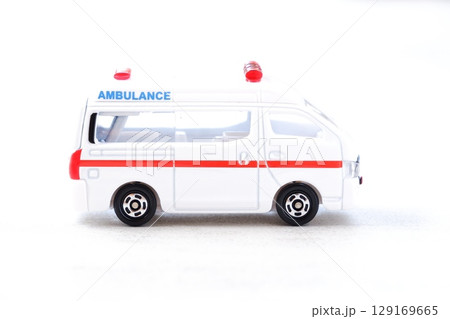 救急車 - 出動する救急車 129169665