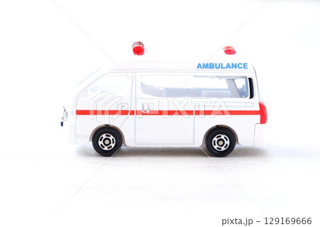 救急車 - 出動する救急車 129169666
