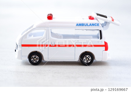 救急車 - 出動する救急車 129169667
