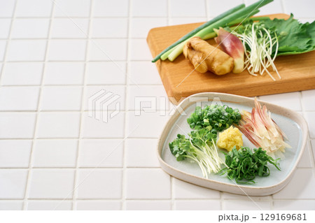 刻んだ薬味の盛り合わせ|生姜・みょうが・大葉・小ねぎ・貝割れ大根 刻んだ薬味の盛り合わせ|生姜・みょうが・大葉・小ねぎ・貝割れ大根 129169681