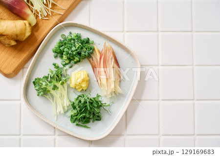 刻んだ薬味の盛り合わせ｜生姜・みょうが・大葉・小ねぎ・貝割れ大根 129169683