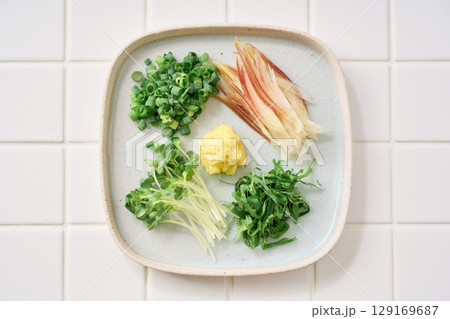 刻んだ薬味の盛り合わせ|生姜・みょうが・大葉・小ねぎ・貝割れ大根 刻んだ薬味の盛り合わせ|生姜・みょうが・大葉・小ねぎ・貝割れ大根 129169687