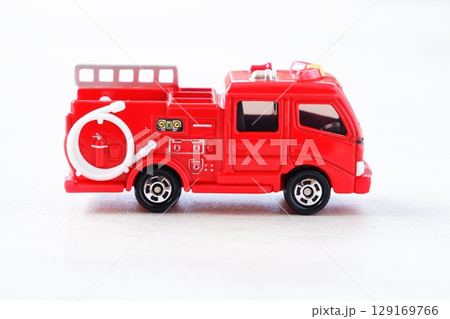 消防車 - 火災が発生したため消防署から出動する消防車（消防ポンプ自動車） 129169766