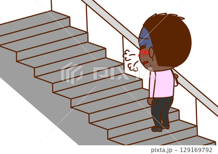 （全身斜め後ろ）階段を上っている途中で呼吸ができずとても苦しんでいるアフリカ系少年 129169792