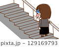 （全身斜め後ろ）階段を上っている途中で呼吸ができずとても苦しんでいる太った女性 129169793