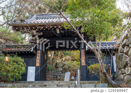 八幡山城本丸跡に建つ、村雲御所瑞龍寺門跡。近江八幡市、滋賀県、日本 八幡山城本丸跡に建つ、村雲御所瑞龍寺門跡。近江八幡市、滋賀県、日本 129169947