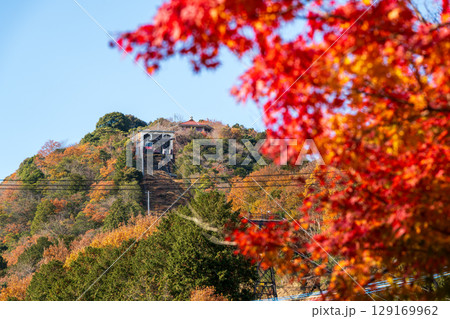 八幡山ロープウェーと秋の紅葉、琵琶湖国定公園の風景。近江八幡市、滋賀県、日本 129169962