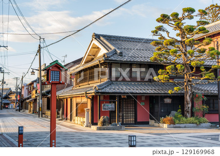多賀大社へと続く表参道、絵馬通りの古い町並み。多賀町、滋賀県、日本 129169968