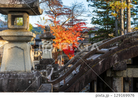 秋の多賀大社、石造りの太鼓橋。多賀町、滋賀県、日本 129169976