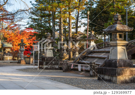 秋の多賀大社、石造りの太鼓橋。多賀町、滋賀県、日本 秋の多賀大社、石造りの太鼓橋。多賀町、滋賀県、日本 129169977