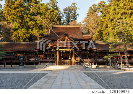 秋の多賀大社本殿。多賀町、滋賀県、日本 秋の多賀大社本殿。多賀町、滋賀県、日本 129169978