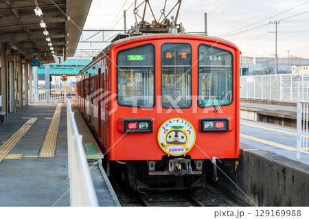 近江鉄道多賀線、多賀大社前駅から高宮駅へ向かうローカル電車。多賀町、滋賀県、日本 近江鉄道多賀線、多賀大社前駅から高宮駅へ向かうローカル電車。多賀町、滋賀県、日本 129169988