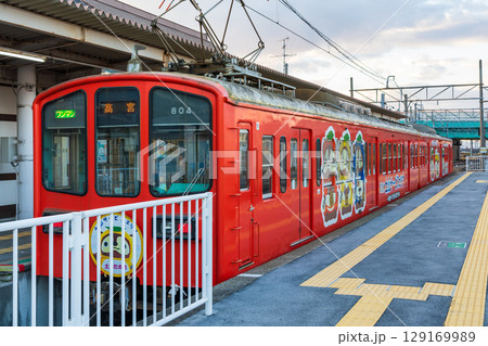 近江鉄道多賀線、多賀大社前駅から高宮駅へ向かうローカル電車。多賀町、滋賀県、日本 近江鉄道多賀線、多賀大社前駅から高宮駅へ向かうローカル電車。多賀町、滋賀県、日本 129169989