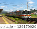 高山本線　下麻生駅に停車する普通列車 129170020