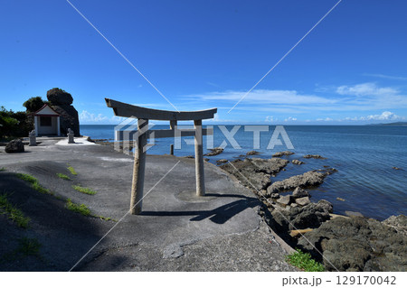 淡路島西海岸 おじんば磯 登立明神 海と鳥居と巨石 淡路島西海岸 おじんば磯 登立明神 海と鳥居と巨石 129170042