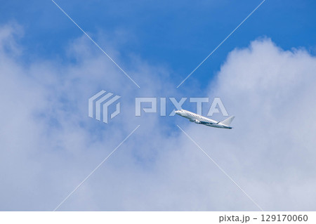 青空を飛ぶ飛行機 129170060