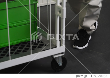 作業用着を着た若い男性　建設イメージ 129170088