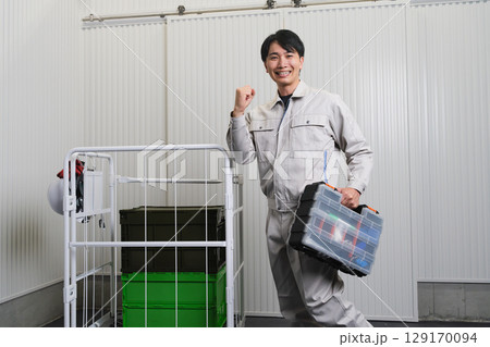作業用着を着た若い男性　建設イメージ 129170094