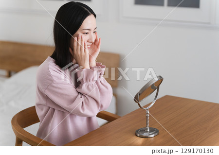 スキンケアをする若い女性 ビューティイメージ スキンケアをする若い女性 ビューティイメージ 129170130