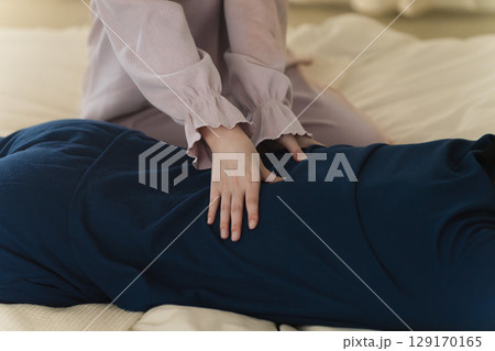 若い男性の腰をマッサージする若い女性 ライフスタイルイメージ 若い男性の腰をマッサージする若い女性 ライフスタイルイメージ 129170165