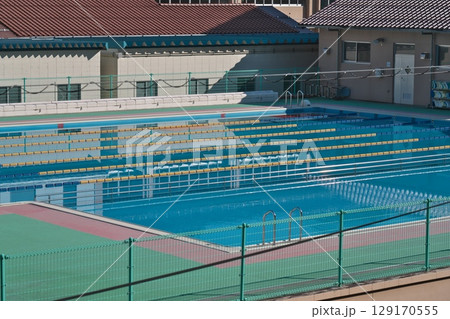無人の学校のプール 129170555