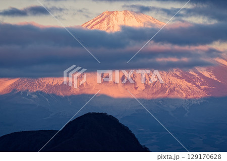 箱根・明神ヶ岳から見る朝焼けの富士山と金時山 129170628