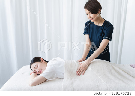 セラピストにマッサージを受ける若い女性　ビューティイメージ 129170723