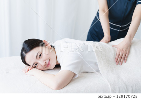 セラピストにマッサージを受ける若い女性 ビューティイメージ セラピストにマッサージを受ける若い女性 ビューティイメージ 129170728