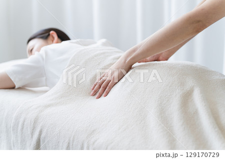 セラピストにマッサージを受ける若い女性　ビューティイメージ 129170729