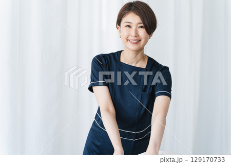 セラピストにマッサージを受ける若い女性　ビューティイメージ 129170733