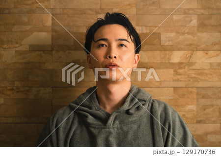 サウナで汗を流す若い男性 ビューティイメージ サウナで汗を流す若い男性 ビューティイメージ 129170736