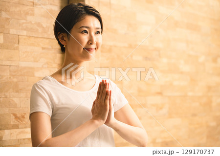 ホットヨガをする若い女性 ビューティイメージ ホットヨガをする若い女性 ビューティイメージ 129170737