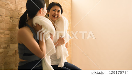 汗をタオルで拭う2人の若い女性　ビューティイメージ 129170754