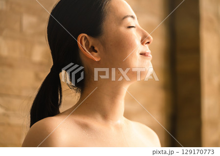 サウナで汗を流す若い女性　ビューティイメージ 129170773