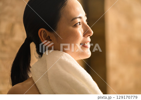タオルで汗を拭う若い女性 ビューティイメージ タオルで汗を拭う若い女性 ビューティイメージ 129170779